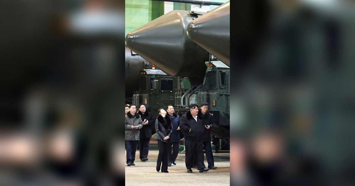 FOTO: Momen Kim Jong-un Ajak Putrinya Tinjau Pabrik Produksi Kendaraan Peluncur Rudal di Lokasi Rahasia