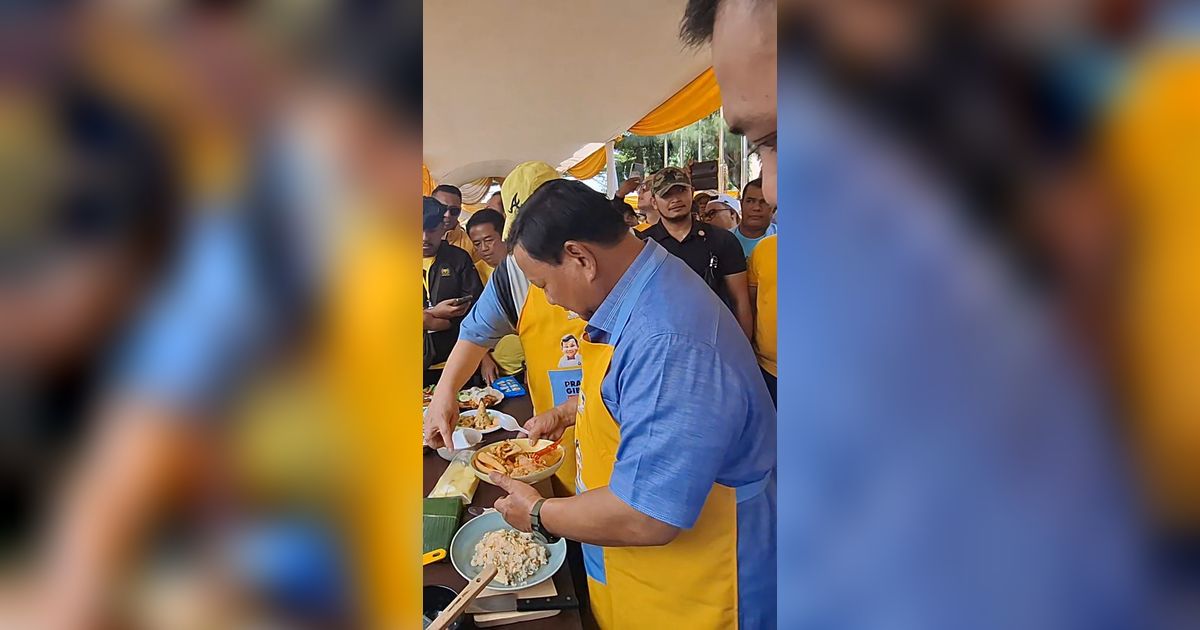 Didampingi Airlangga, Prabowo Masak Nasi Goreng di Stadion Pakansari