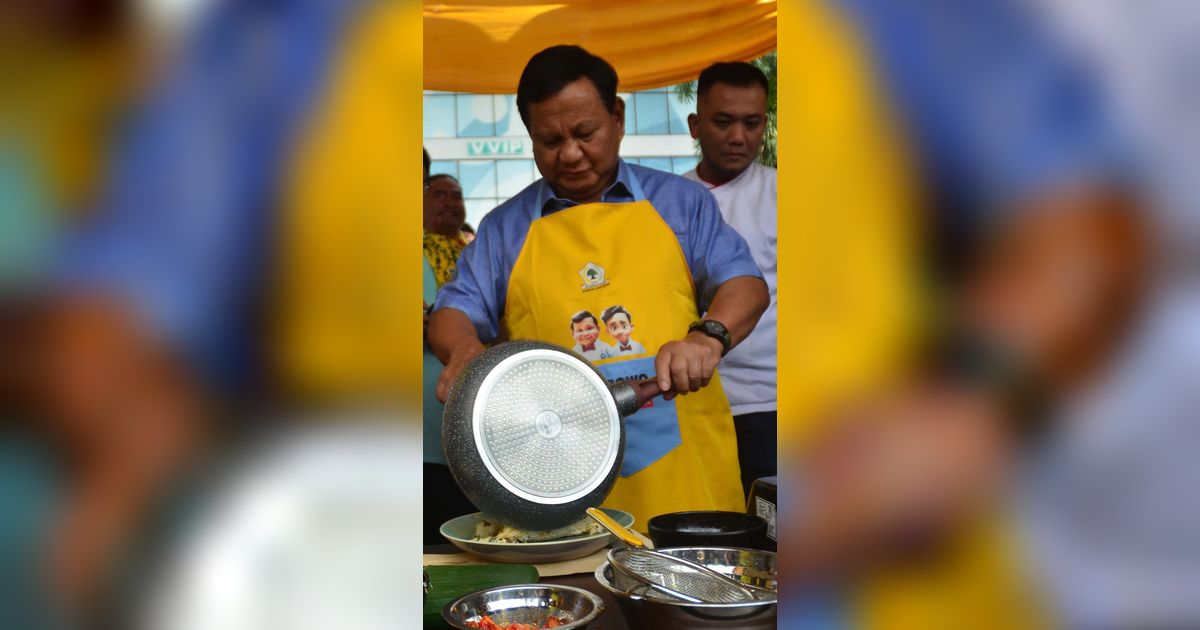 FOTO: Gaya Prabowo Bikin Nasi Goreng Saat Hadiri Lomba Masak Partai Golkar