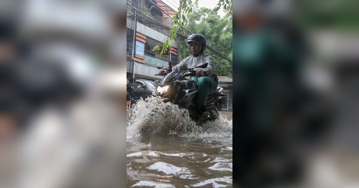 Hujan Deras Guyur Jakarta Sore Ini, 3 RT dan 4 Ruas Jalan Terendam Banjir