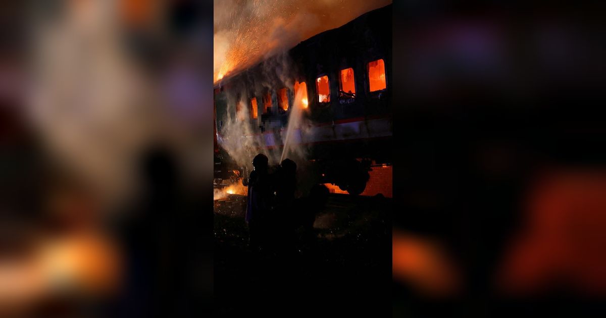 FOTO: Ngeri! Kereta Penuh Penumpang Diduga Dibakar Jelang Pemilu di Bangladesh, 5 Orang Tewas