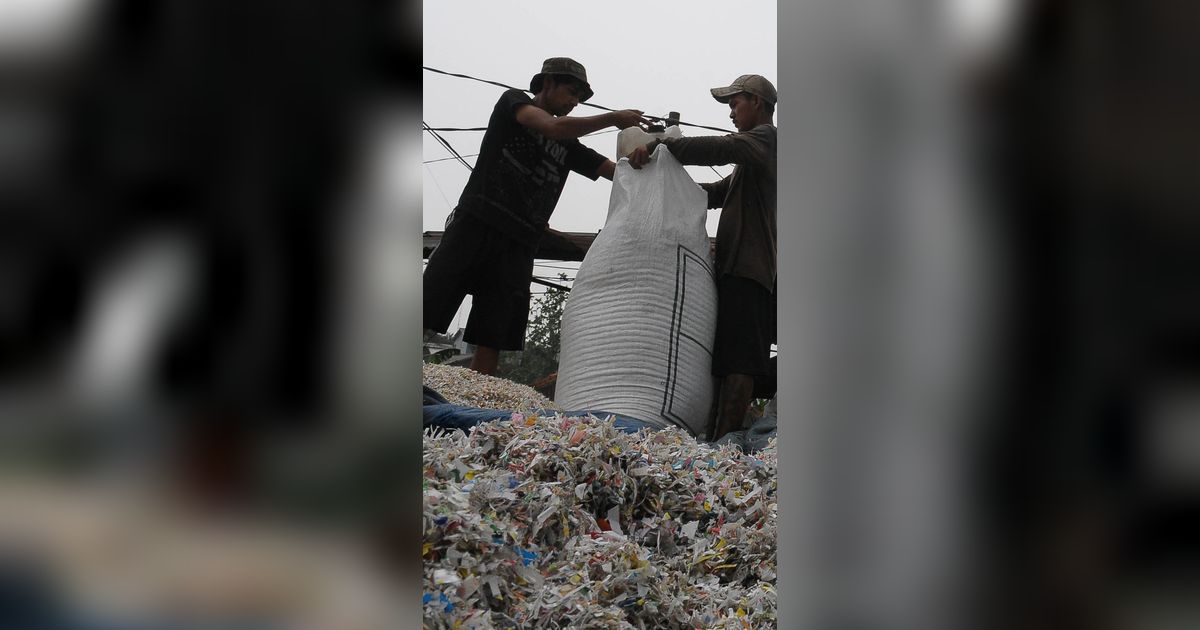 Inovasi BUMN Semen Atasi Krisis Lingkungan, Olah Sampah Jadi Wayang dan Paving Block