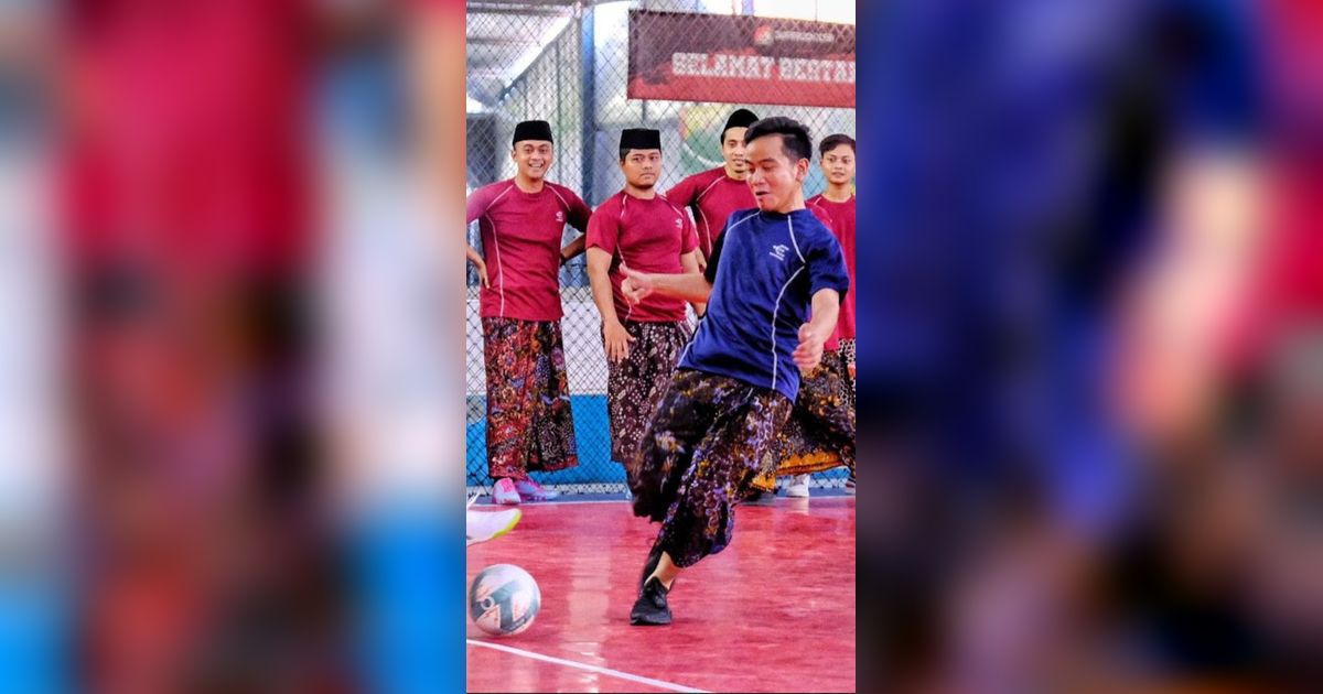 VIDEO: Gibran Pakai Jersey 'Samsul' & Sarungan Futsal Bareng Gus se-Jawa di Cirebon