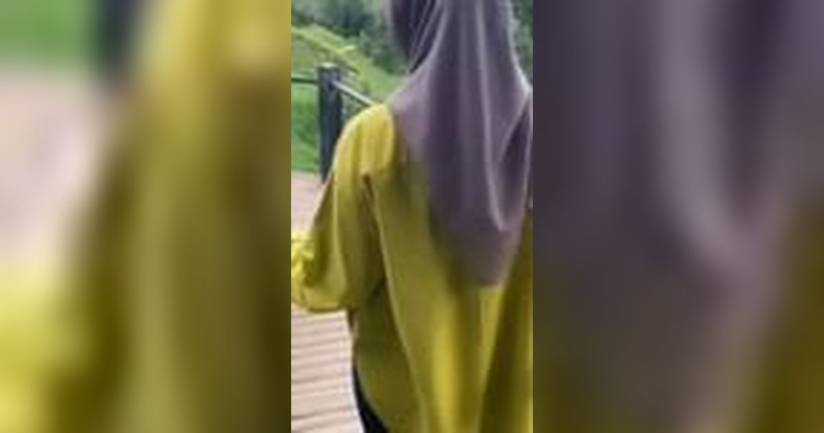 VIDEO: Langkah Wanita Ini Mendadak Terhenti, Ternyata di Depannya Ada yang Pakai Baju Sama