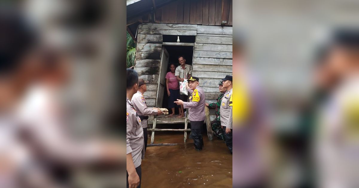 Kapolsek Mandau Basah-basahan Bawa Sembako ke Lokasi Banjir