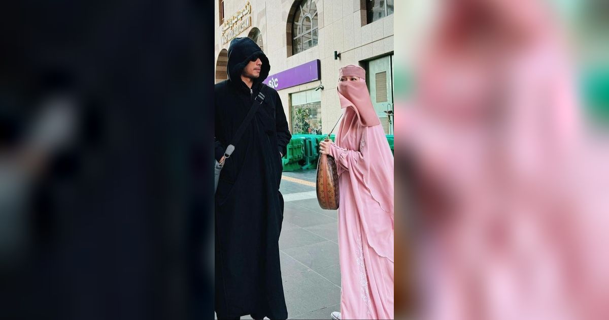 Potret BCL Bercadar Saat Umroh Bikin Pangling, Didoakan Istiqamah dengan Pakaian Tertutup