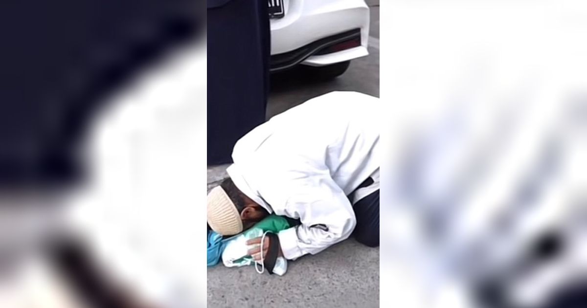 Viral Ibu-Ibu di Makassar Beri Hadiah Umrah ke Kakek Tukang Parkir yang Rajin Salat, Langsung Sujud Syukur Nangis Haru