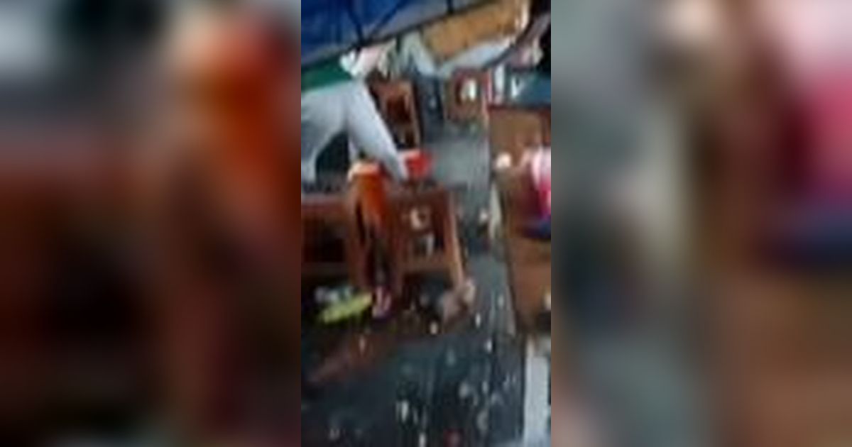 VIDEO: Hujan Deras, Pohon Beringin Tumbang Timpa 3 Warung di Blitar, 10 Orang Luka