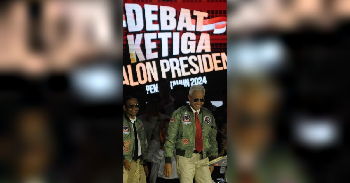 VIDEO: Debat Pertahanan, Ganjar Mahfud Hadir Bak Pilot Top Gun Gagah Pakai Bomber Kacamata Hitam