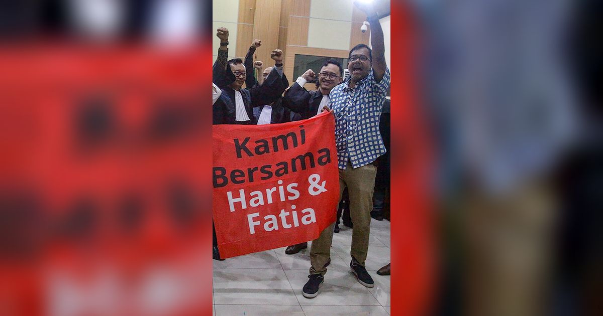 FOTO: Selebrasi Haris-Fatia Usai Hakim Vonis Bebas dari Kasus Pencemaran Nama Baik Luhut Panjaitan