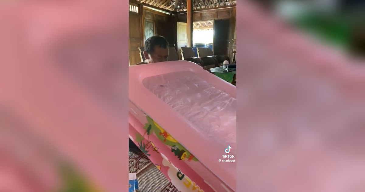 Sayang Cucu, Aksi Kakek Tiup Kolam Renang Mainan Ini Viral