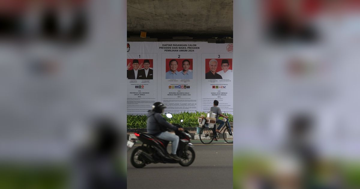 FOTO: Penampakan Surat Suara Pilpres 2024 Raksasa Hiasi Perempatan Kuningan-Mampang