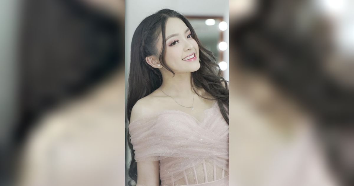 6 Potret Cantik Ibunda Eca Aura yang Jarang Tersorot
