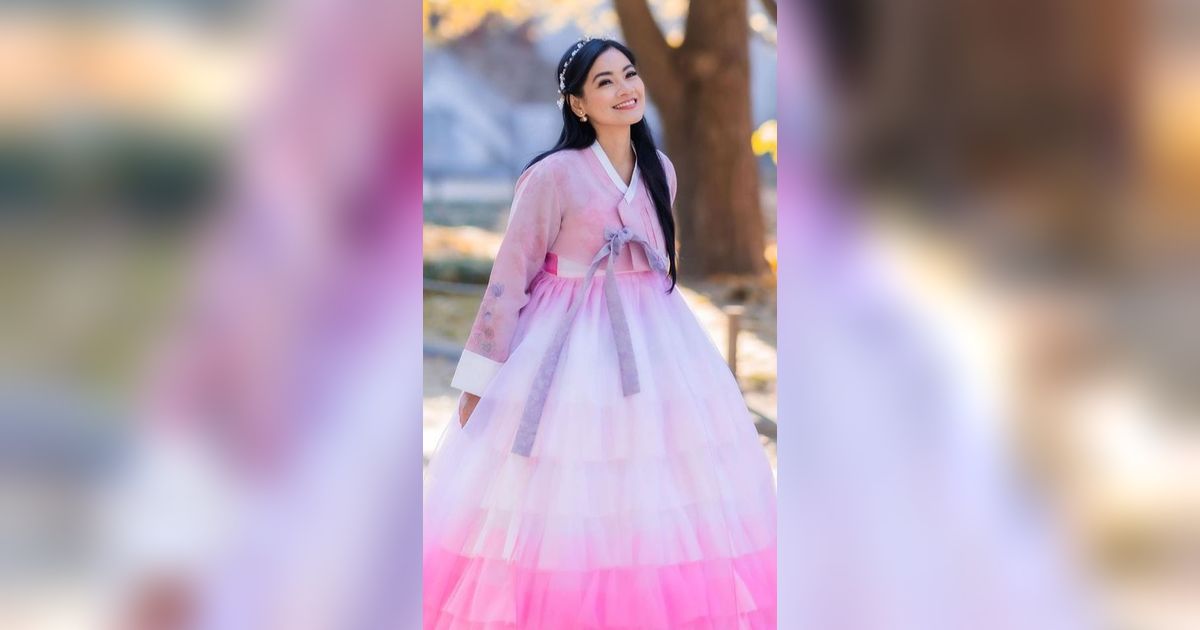 Adu Gaya Titi Kamal dan Fujianti Tampil Cantik Menggunakan Hanbok
