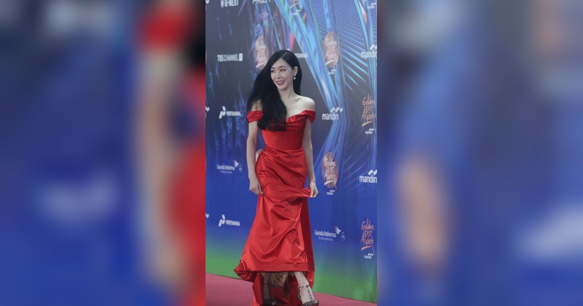 Cantik dan Elegan Banget, Momen Tiffany Young Kenakan Gaun Merah di Red Carpet GDA 2024