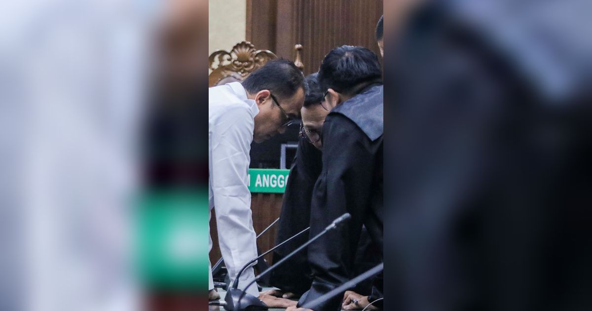 FOTO: Reaksi Wajah Rafael Alun Trisambodo yang Tertunduk Lesu Usai Divonis Hakim 14 Tahun Penjara