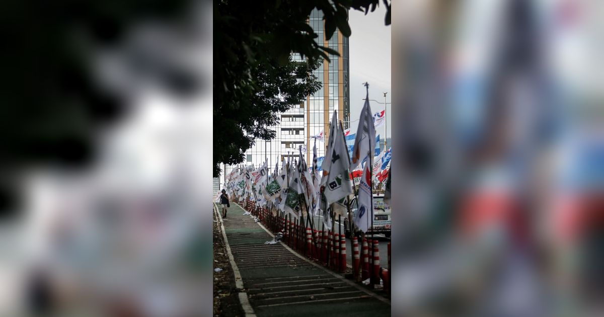 FOTO: Alat Peraga Kampanye Melunturkan Keindahan Pemandangan Ibu Kota Jakarta