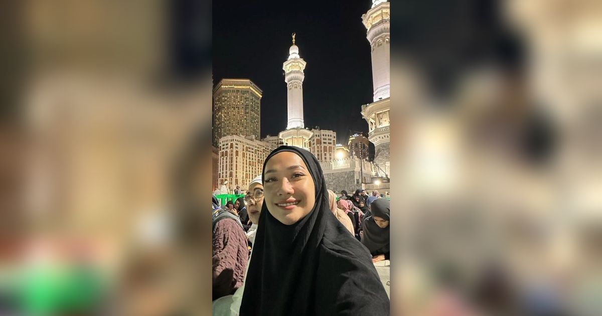 Potret BCL Kenakan Jaket Ashraf Sinclair saat Umroh: The Real Definisi Membawa Cinta Kemanapun.