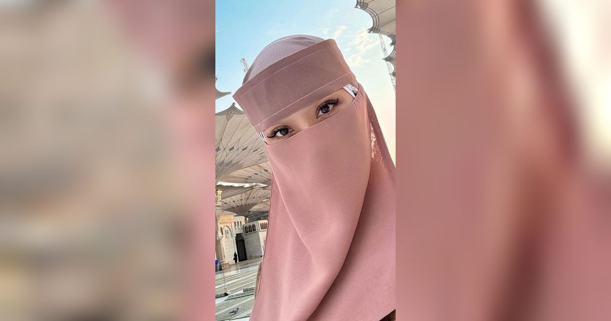 10 Potret Bunga Citra Lestari Pakai Cadar Saat Umrah Pertama Kali
