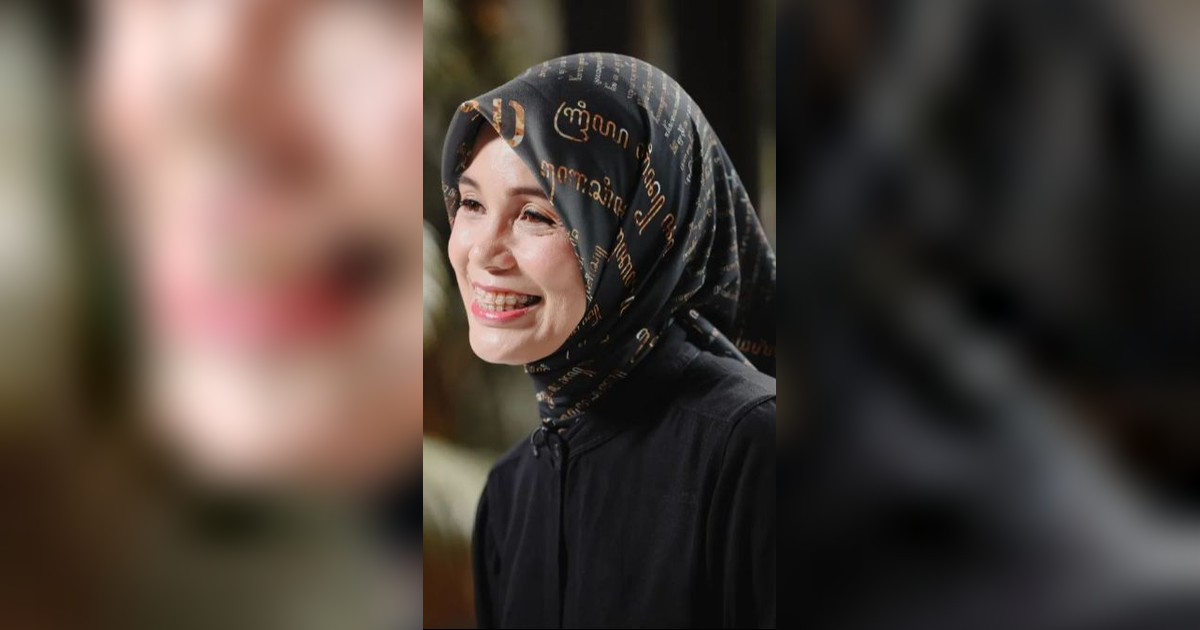 Potret Siti Atikoh Pakai Kerudung Motif Aksara Jawa