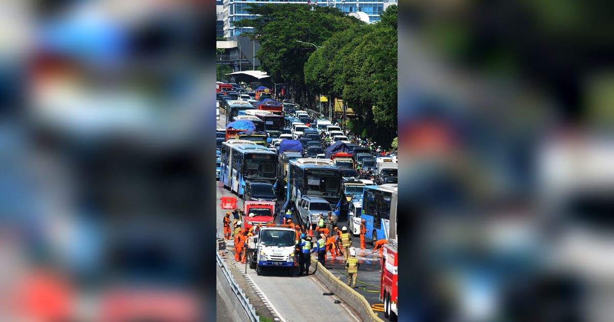 FOTO: Material Sisa Kecelakaan Dump Truk yang Bikin Macet Parah Jalan Gatot Subroto Dibersihkan Petugas