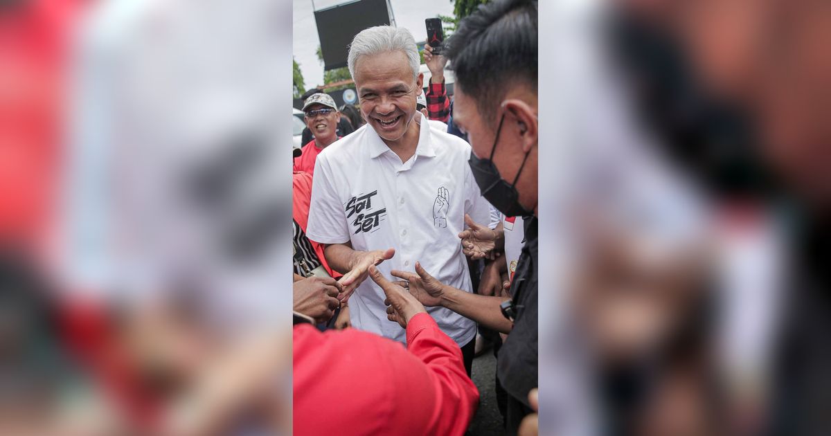 FOTO: Kampanye Ganjar Pranowo Menyapa Nelayan Cilacap, Warga Antusias Berebut Salam hingga Foto Selfie dengan Calon Presiden 2024