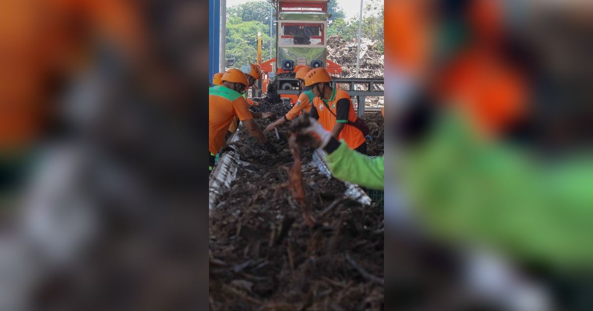 FOTO: Intip Pengolahan Puluhan Ton Sampah Sungai Ciliwung Menjadi Pupuk Kompos dan Bahan Bakar di TB Simatupang