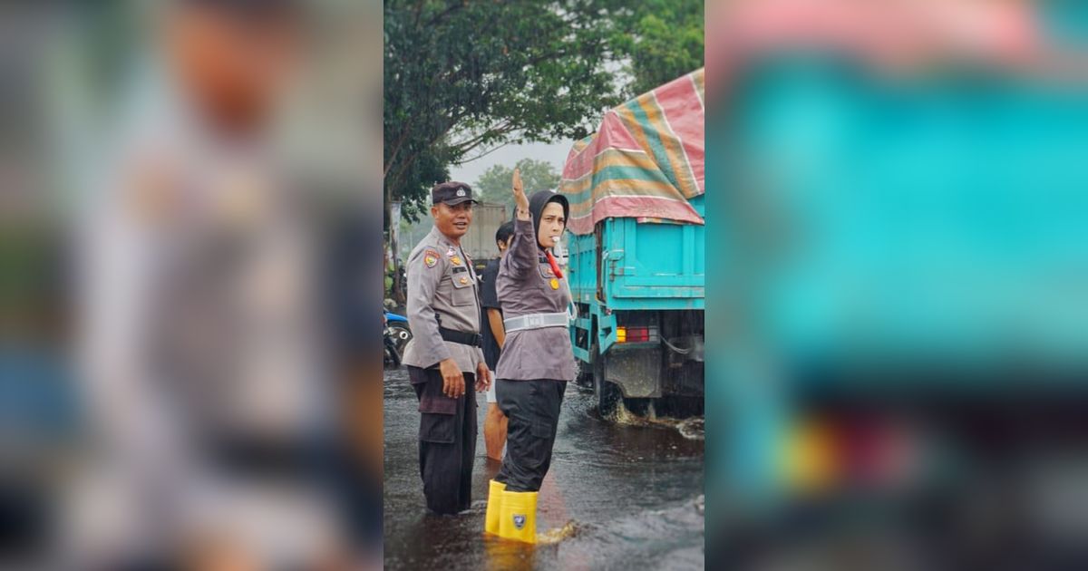 Aksi Perwira Polwan Rohil Atur Lalu Lintas saat Banjir Sambil Sosialisasi Pemilu