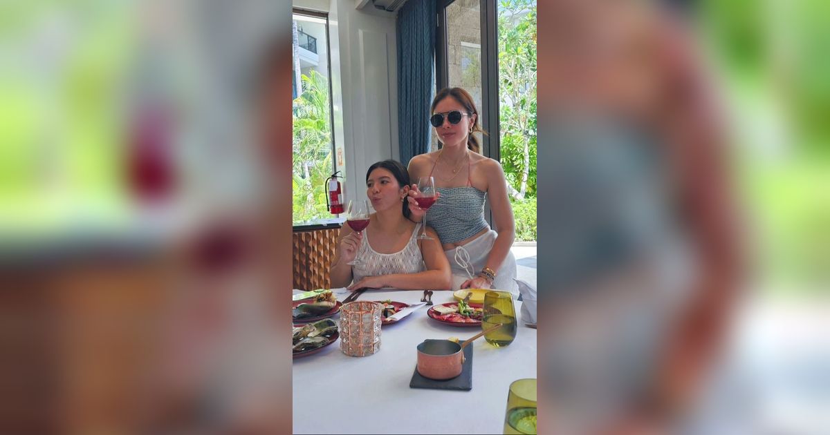 Pamer Body Goals, 8 Potret Hot Mama Wulan Guritno saat Liburan di Bali Bareng Anak-anaknya
