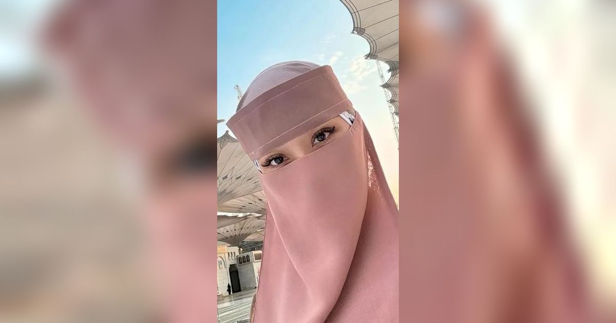 Pesona Artis Pakai Cadar Saat Umrah, dari BCL sampai Ayu Ting Ting