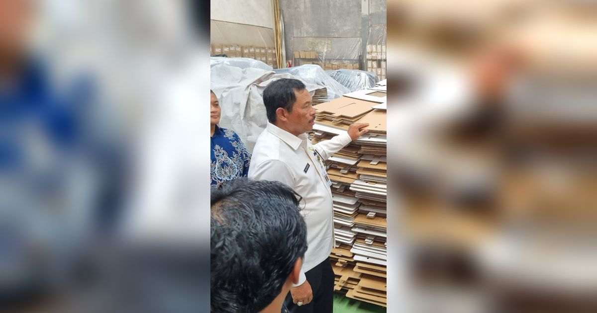 Pj Gubernur Jateng Temukan Ratusan Kotak Suara Rusak di KPU Solo