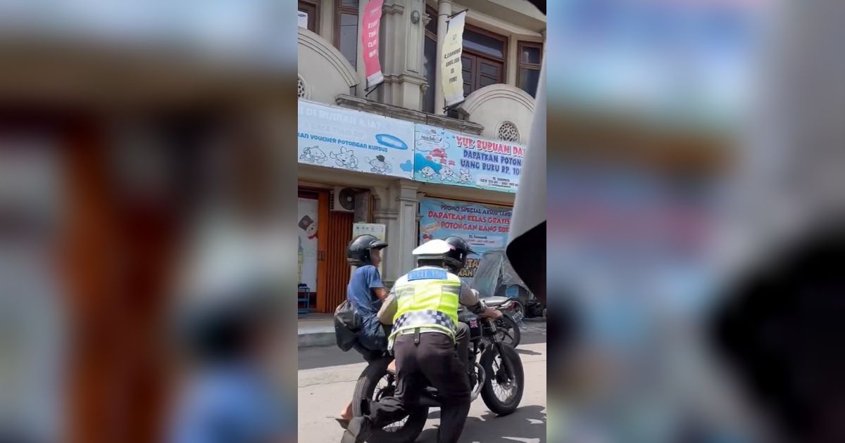 Niat Tertibkan Pengguna Jalan, Polisi Ini Nyaris Terseret Motor