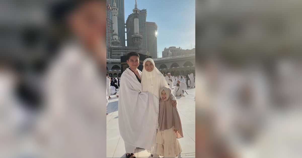 8 Potret Acha Septriasa Umroh Bersama Keluarga, Pakai Sandal di Depan Ka'bah Tuai Sorotan