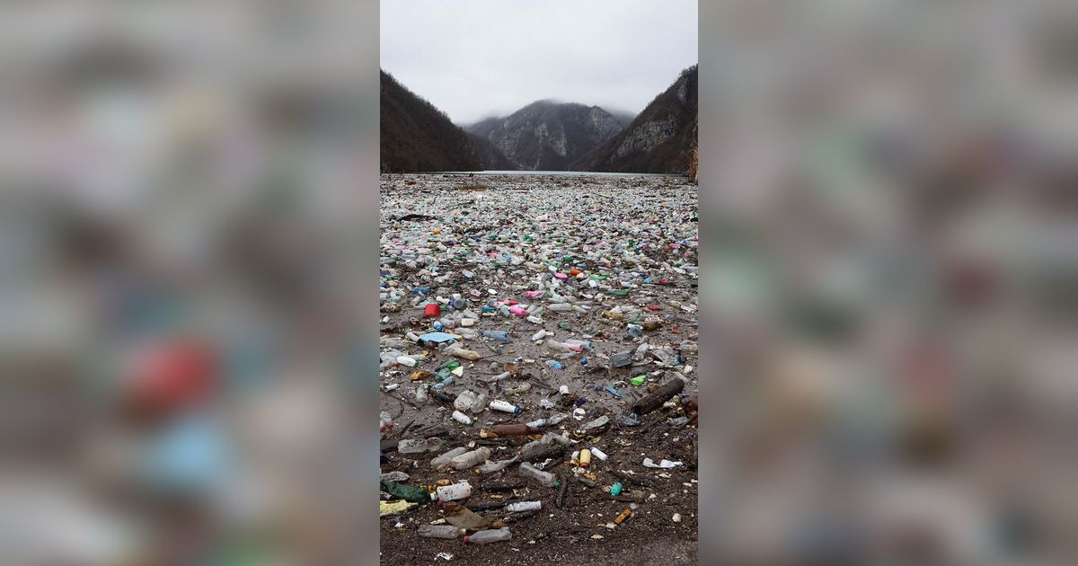 FOTO: Miris! Penampakan Berton-ton Sampah Membentuk 'Pulau' di Sungai Bosnia