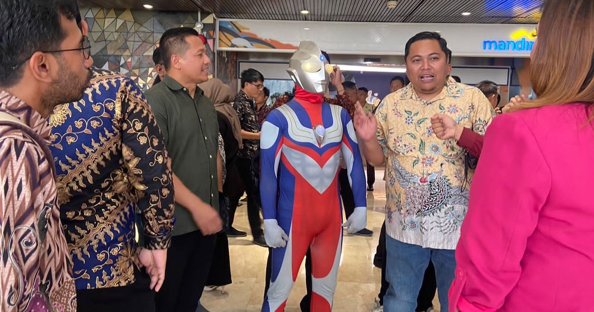 Ada Ultraman Bikin Heboh Gedung DPR Jelang Pelantikan Anggota Dewan,Ternyata Ini Sosok di Dalamnya