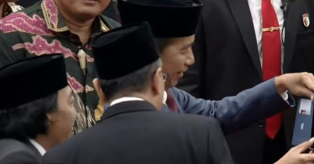 Momen Jokowi Selfie Bareng Komeng Usai Pelantikan Wakil Rakyat 2024-2029