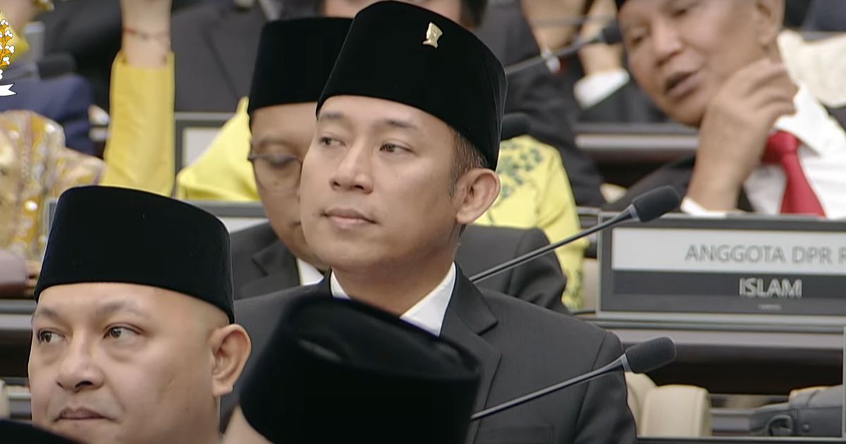 Momen Denny Cagur Pakai Jas Hitam dengan Pin DPR di Dada: Bismillah