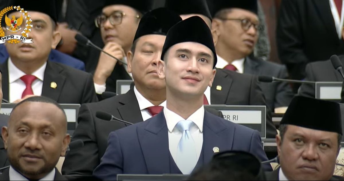 Badan Tegap dan Salam Hormat, Potret Verrell Bramasta Tiba di Senayan Mau Dilantik Jadi Anggota DPR