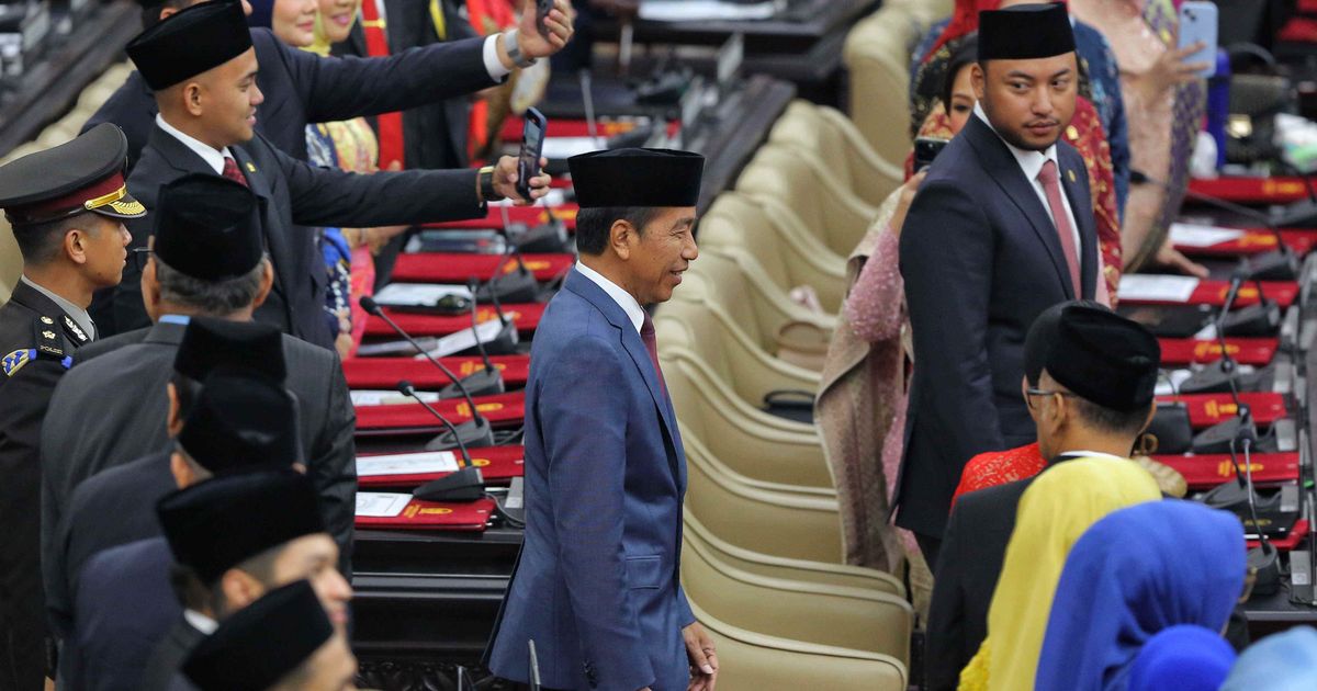 VIDEO: Hadir Bersamaan, Jokowi dan Prabowo Kompak Jalan di Atas Karpet Merah Gedung DPR