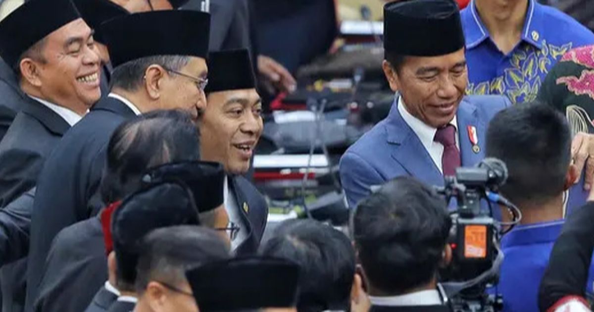 VIDEO: Resmi Dilantik, Momen Komeng Kaget Diajak Selfie Bareng Presiden Jokowi