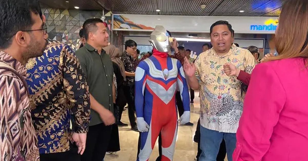 VIDEO: Gaya 'Nyeleneh' Anggota DPR Unik Pakai Kostum Ultraman saat Pelantikan, Ini Alasannya