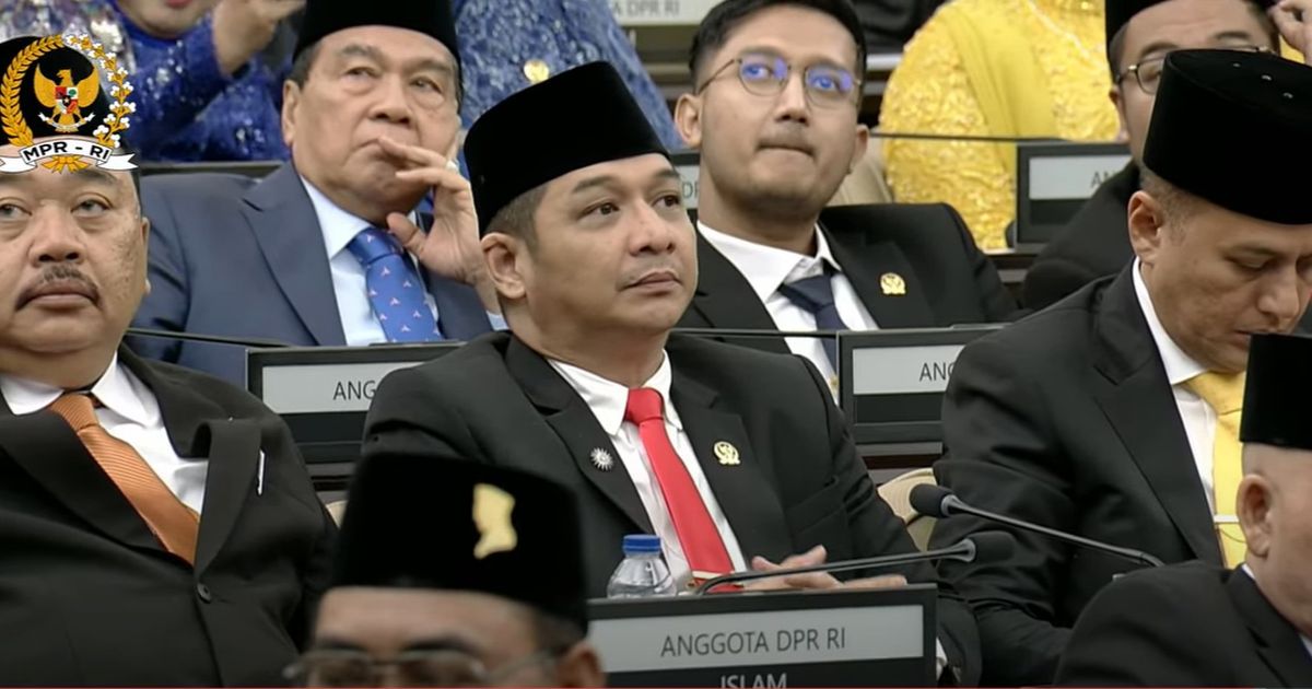 VIDEO: Momen Pasha Ungu Dekati Jokowi, Sempat Bisik-Bisik ke Asisten Ajudan di DPR