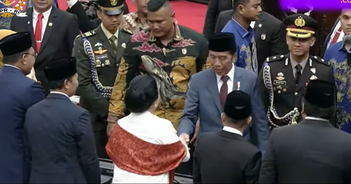 VIDEO: Jokowi dan Puan Maharani Ngobrol Santai Diselingi Tawa Usai Pelantikan Anggota DPR