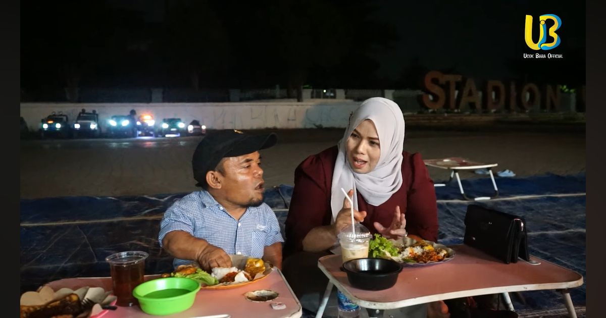 27 Tahun Bersama, Ucok Baba Ajak Sang Istri Makan Pecel Ayam di Pinggir Jalan Begitu Romantis