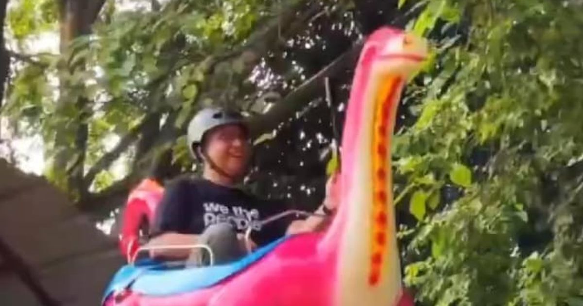 Potret Anies Jalan-Jalan ke Ragunan, Naik 'Dinosaurus' Warna Pink sampai Wajahnya Tegang saat Meluncur