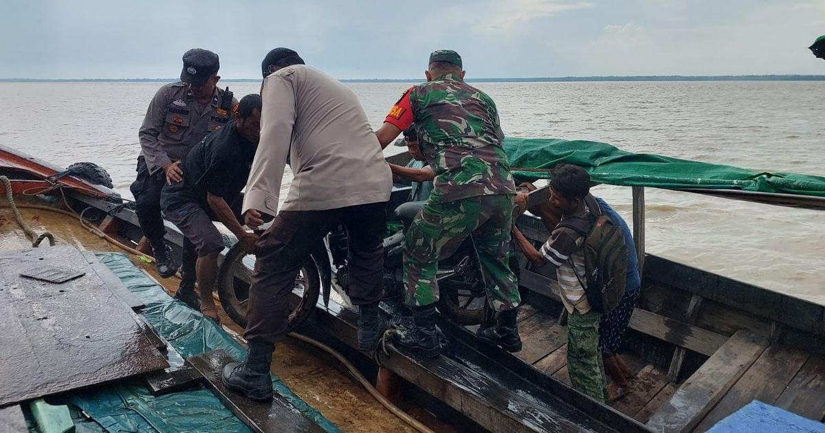 Aksi TNI Polri Bantu Masyarakat di Tengah Terpaan Ombak Laut Kuala Kampar