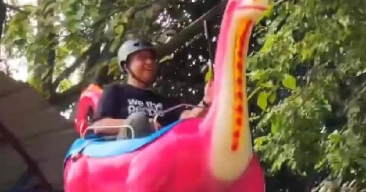 VIDEO: Wajah Tegang Anies Baswedan Tunggangi 'Dinosaurus' Pink di Ragunan