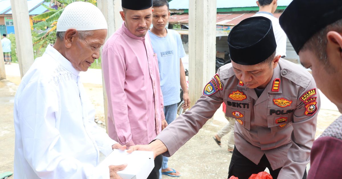 Polisi Bagikan Ratusan Paket Nasi, Sampaikan Pesan Pilkada Damai ke Jemaah Masjid