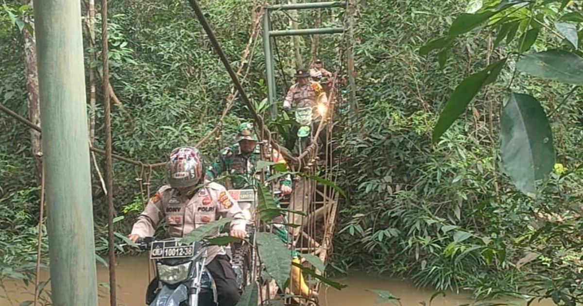 Perjuangan TNI-Polri Susuri Hutan dan Pelosok Desa Kawal Pilkada Damai