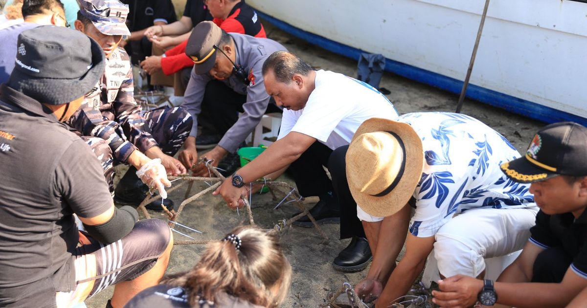 Menjaga Kebersihan Pantai Nusa Penida dengan Motor Roda Tiga